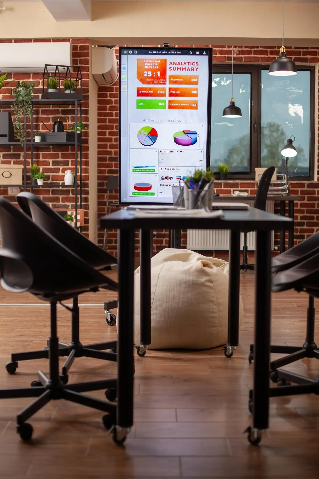 Moderner Arbeitsbereich mit digitalem Display