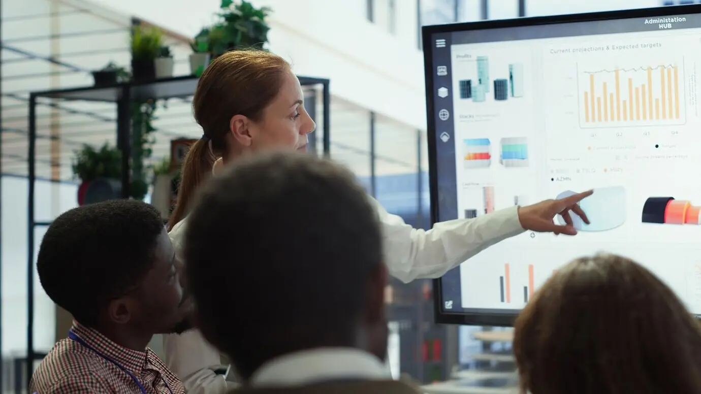 Vorstandsmitglieder treffen sich im Konferenzraum, um Wachstum zu etablieren.