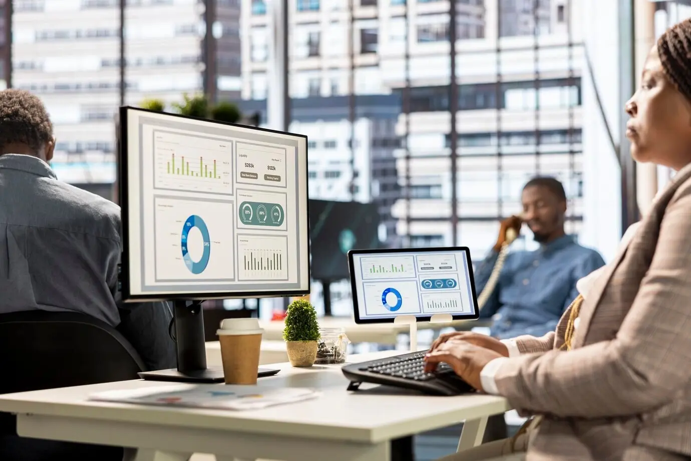 Leitender Manager in einem modernen Büro, beschäftigt mit der Analyse von Infografiken.