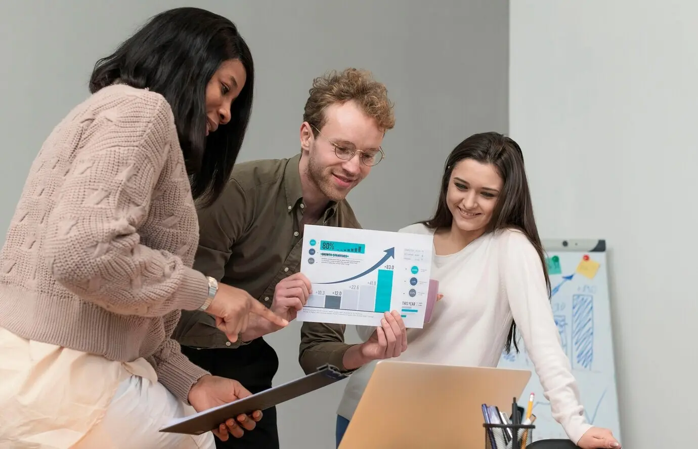 Eine Gruppe junger Menschen, die bei der Arbeit zusammenarbeitet.